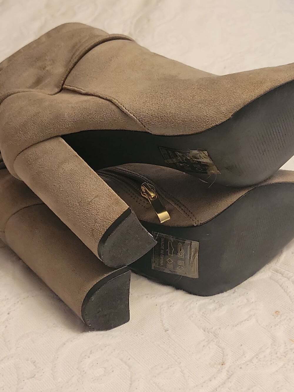 Qupid ankle BOOTS sz 8 beige Grey faux suede, side zip, pointed toe 4" - Picture 8 of 8